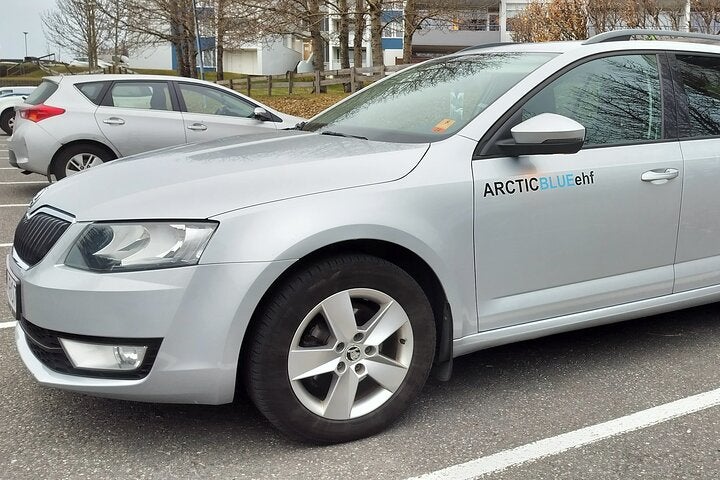 Podróżuj wygodnym, nowoczesnym pojazdem podczas tego prywatnego transferu z międzynarodowego lotniska Keflavik do Reykjavíku.