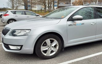 Podróżuj wygodnym, nowoczesnym pojazdem podczas tego prywatnego transferu z międzynarodowego lotniska Keflavik do Reykjavíku.