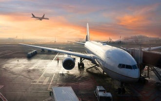 La réservation d'un transfert de l'aéroport de Keflavik à Reykjavik est un moyen simple de commencer vos vacances en Islande.