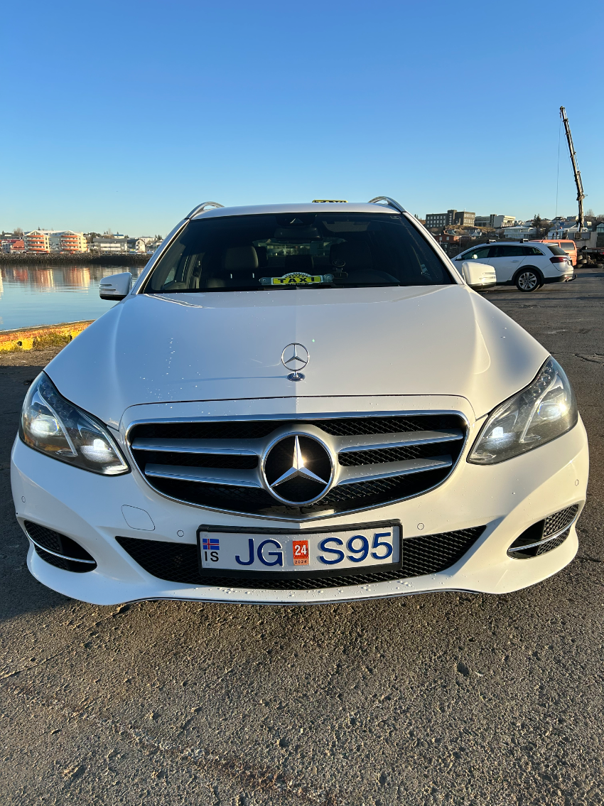 Private 1-Hour Taxi Transfer Between Keflavik International Airport and Reykjavik