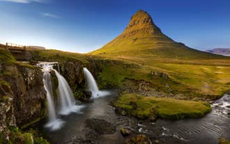 Kirkjufellsfoss-waterval met de Kirkjufell-berg op het schiereiland Snæfellsnes in IJsland.