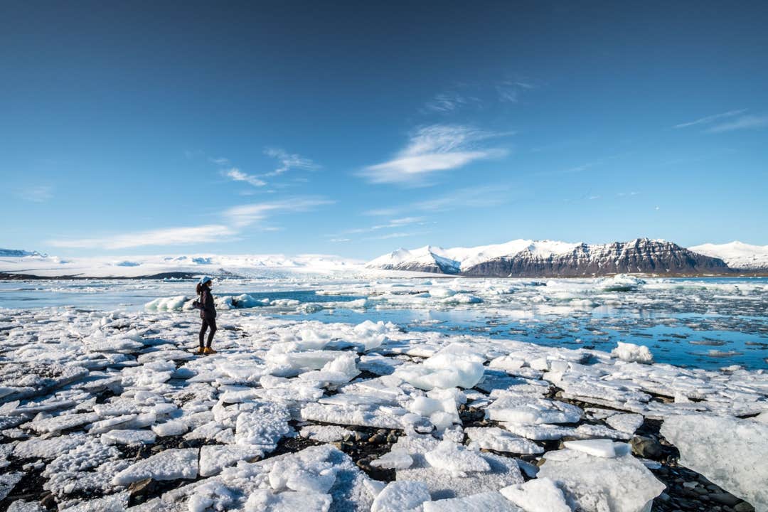 La laguna glaciar de Jökulsárlón en invierno, con icebergs congelados y montañas nevadas en Islandia.