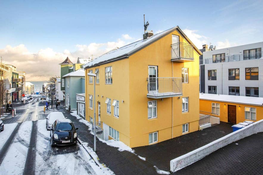 En gul bygning dekket av snø på Island.