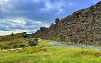 De Almannagjá-kloof snijdt door Nationaal Park Þingvellir en onthult een indrukwekkende kloof tussen tektonische platen in het zuidwesten van IJsland.