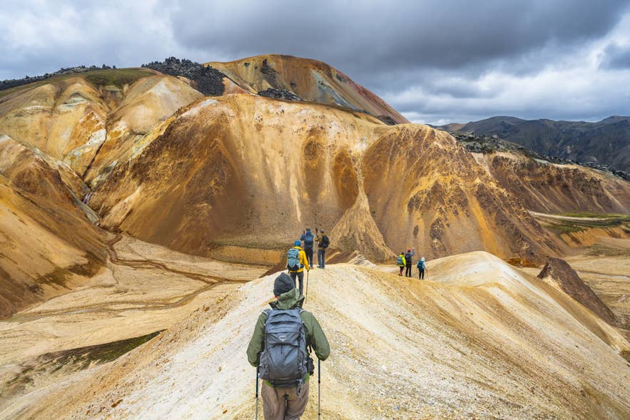 Eine Gruppe wandert auf dem Laugavegur-Trail im Hochland von Island. Eine Gruppe wandert auf dem Laugavegur-Trail im Hochland von Island.
