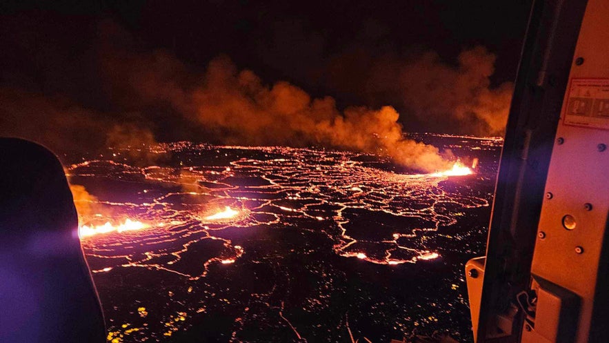 Una foto scattata da un elicottero subito dopo l'inizio dell'eruzione