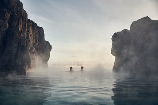 Se baigner dans le spa Sky Lagoon est une expérience unique.
