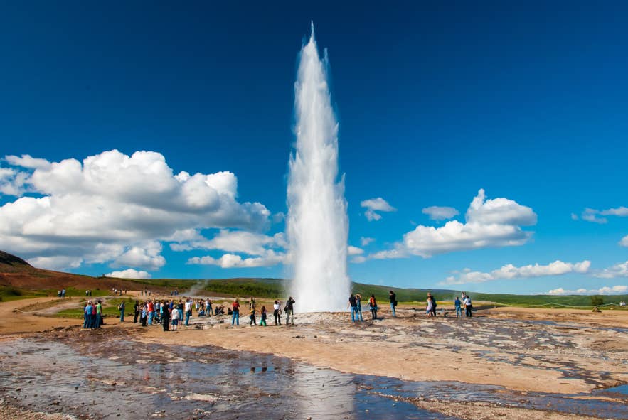 Der Geysir Strokkur spritzt Wasser in die Luft. Der Geysir Strokkur spritzt Wasser in die Luft.