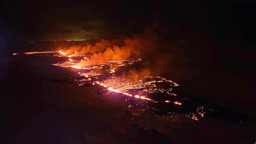 L'eruzione della fila di crateri di Sundhnukagigar la notte del 18 dicembre