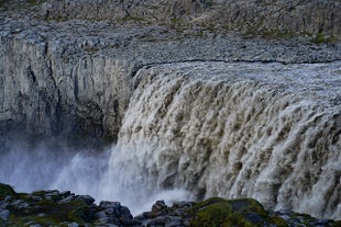 En kraftfull vattenfall på Island.