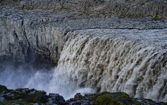 Una poderosa cascada en Islandia.