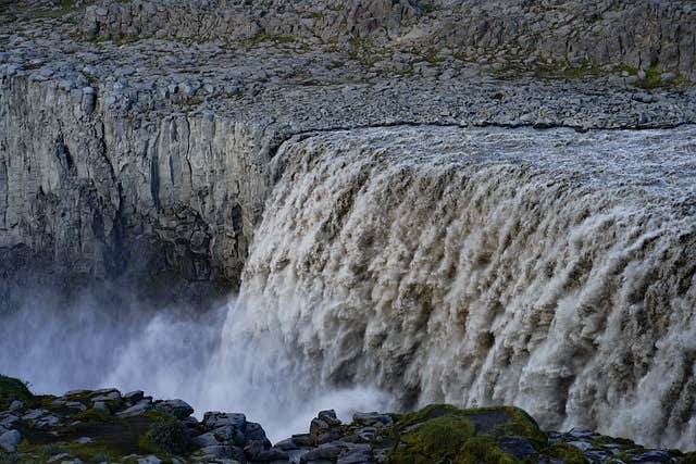 Une puissante chute d'eau en Islande.