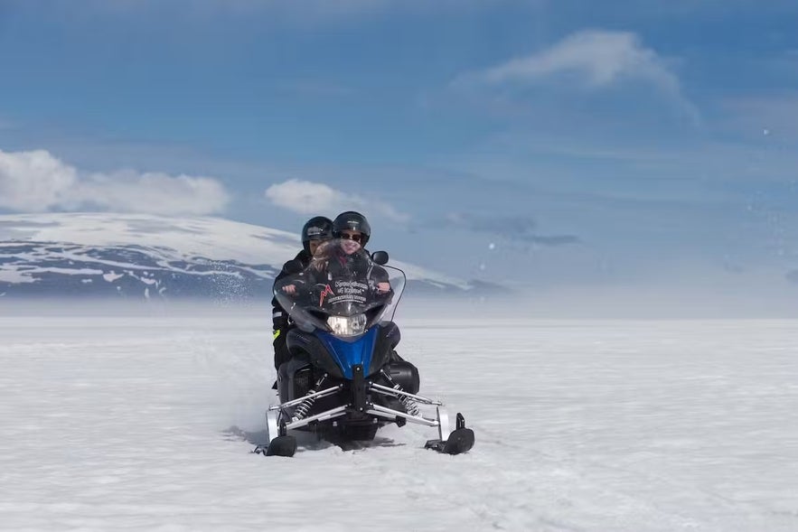 Ta en snöskotertur på Island.
