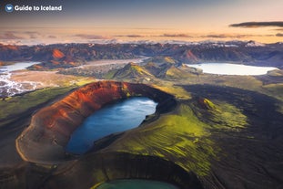 Le cratère de Ljótipollur dévoile des pentes rouge vif qui encerclent un lac bleu paisible, offrant un contraste saisissant et spectaculaire — un véritable rêve pour les passionnés de photographie.