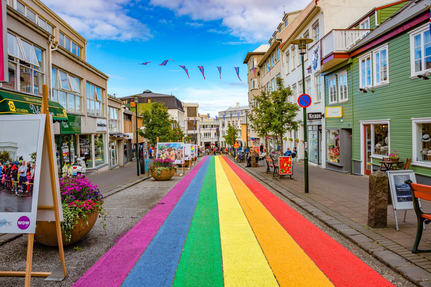 Reykjaviks „Regenbogenstraße“ bietet öffentliche Kunstwerke, Bars, Restaurants und Souvenirläden.