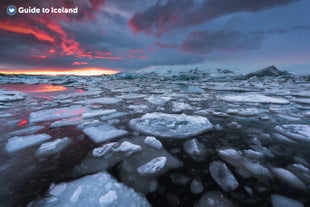 La lagune glaciaire de Jokulsarlon est remplie d'icebergs.