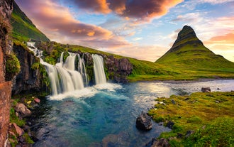 Il Kirkjufell e la Kirkjufellsfoss sono un monte e una cascata sulla penisola di Snaefellsnes.