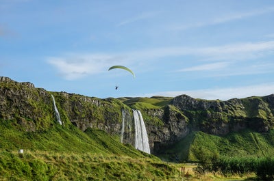Un parapentiste s'élève au-dessus de la cascade de Seljalandsfoss, dans le sud de l'Islande.