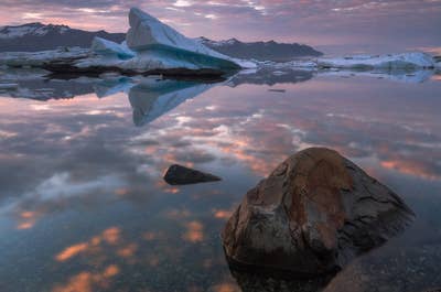 Enorme ijsbergen drijven in de Jokulsarlon-gletsjerlagune.