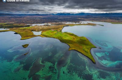 Het etherische water van het Myvatn-meer in Noord-IJsland.