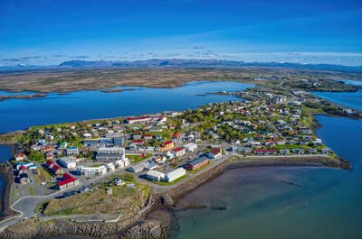 De kustplaats Borgarnes in West-IJsland, gefotografeerd vanuit de lucht.