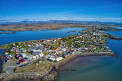 La localidad costera de Borgarnes, en el Oeste de Islandia, fotografiada desde las alturas.
