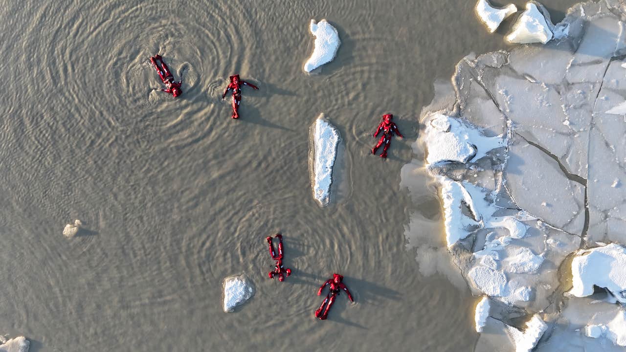 Deltagere, der flyder blandt isbjerge under et guidet eventyr ved Fjallsárlón-gletsjerlagunen.
