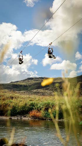 Geniet van een gelijktijdige vlucht op de parallelle lijnen van Mega Zipline, waardoor de spanning voor avontuurlijke duo's verdubbeld wordt.