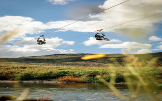 Geniet van een gelijktijdige vlucht op de parallelle lijnen van Mega Zipline, waardoor de spanning voor avontuurlijke duo's verdubbeld wordt.