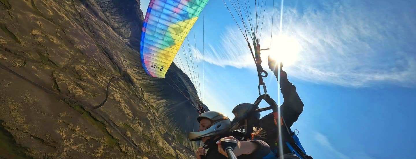 Survolez en parapente, avec élégance, de vastes champs de lave, pour découvrir une perspective unique et palpitante sur les paysages accidentés de l'Islande.