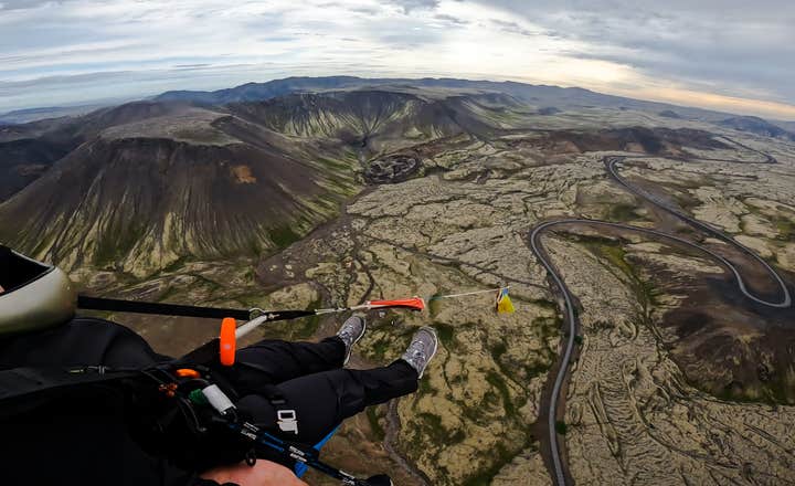 Doświadcz surrealistycznego piękna wulkanicznego krajobrazu Islandii, szybując bez wysiłku nad majestatycznymi kraterami i uśpionymi wulkanami.