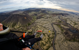 Vive la belleza sobrenatural del paisaje volcánico de Islandia mientras planeas sin esfuerzo sobre majestuosos cráteres y volcanes inactivos.