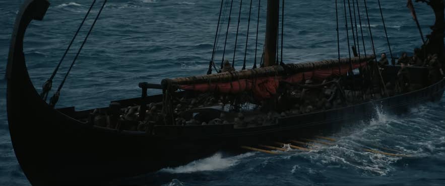 Drakkar vichingo che solca le acque agitate dell’Atlantico del nord, girato in Islanda per The Odyssey.