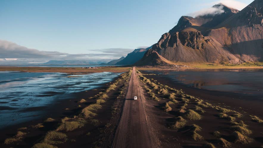 Vista aerea della strada a Stokksnes con il monte Vestrahorn nell’Islanda orientale.