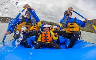 Une famille profite d'une descente en rafting sur la rivière Hvítá.