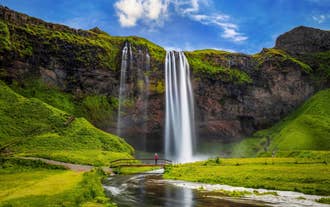 La cascata Seljalandsfoss scende dalle scogliere nel sud dell’Islanda.