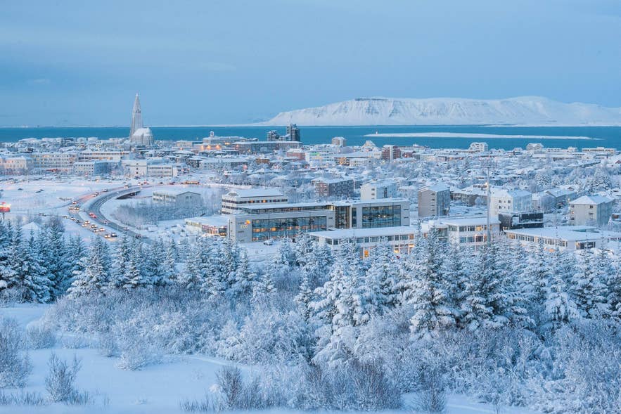 冬季時的冰島被冰雪覆蓋，不適合自駕。