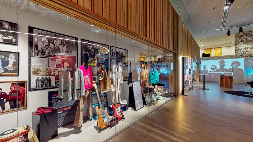 Der Innenraum des „Icelandic Museum of Rock ’n’ Roll” in Keflavík ist mit Gitarren, Kostümen und Erinnerungsstücken ausgestattet.