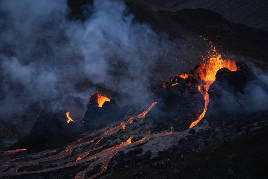 Vulkanausbruch am Fagradalsfjall auf der isländischen Reykjanes-Halbinsel bei Nacht.