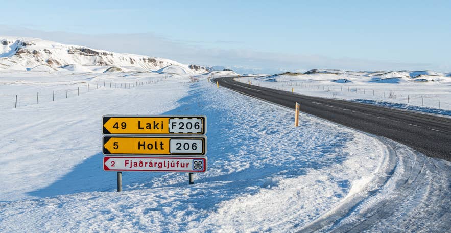 Straßenschild in Richtung Fjadrargljufur, Laki und Holt im Schnee