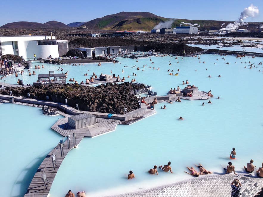 Besucher entspannen in der Blauen Lagune, dem berühmten Geothermalbad in Island.