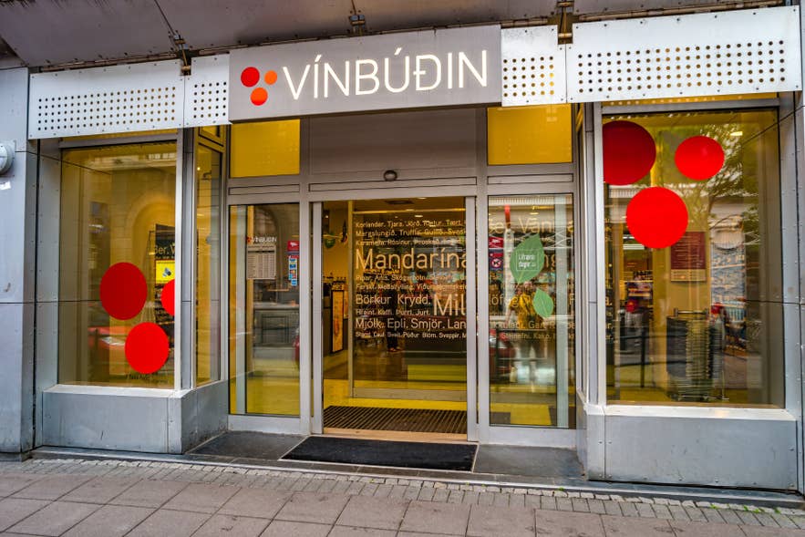 Der Eingang zum Vinbudin, dem staatlichen Alkoholgeschäft in Reykjavik, spiegelt die isländischen Sicherheitsregeln wider.
