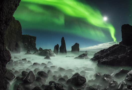 Small-Group Northern Lights Evening Tour by Minibus from Reykjavik with Photos and Hot Chocolate