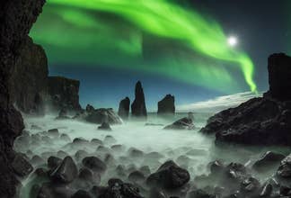Small-Group Northern Lights Evening Tour by Minibus from Reykjavik with Photos and Hot Chocolate