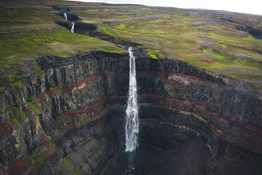 De waterval Hengifoss in Oost-IJsland