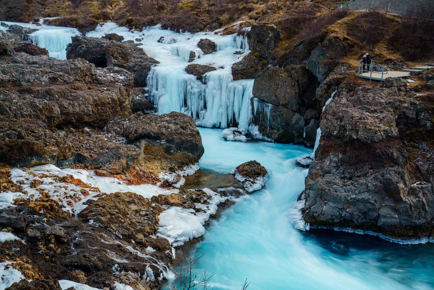 De waterval Barnafoss in West-IJsland