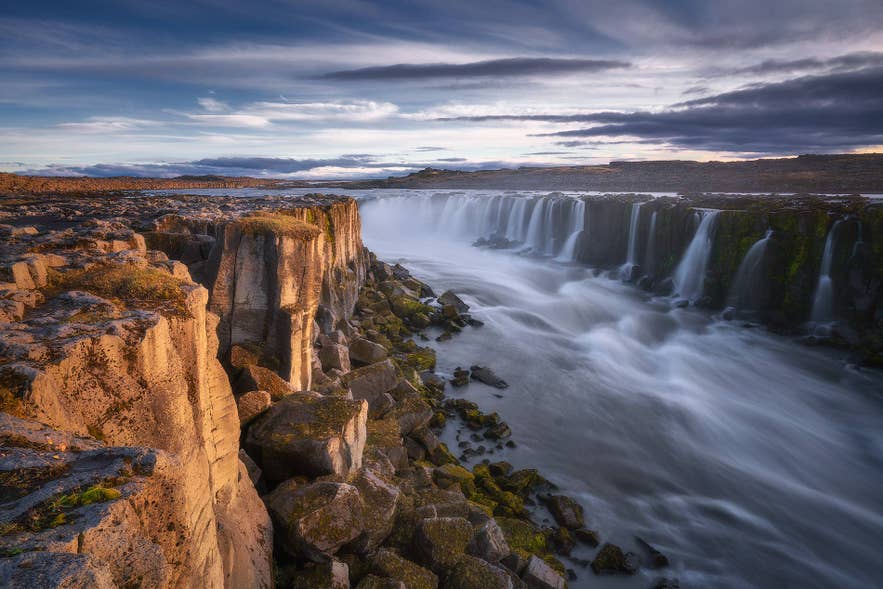 De waterval Selfoss aan de rivier Jokulsa a Fjollum in Noord-IJsland, direct stroomopwaarts van Dettifoss