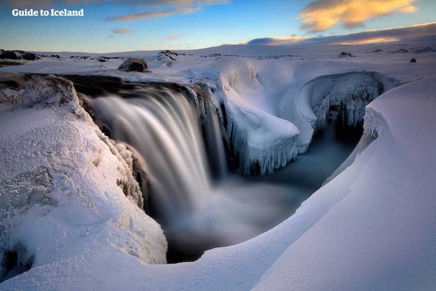 De waterval Hrafnabjargafoss in de winter, Noord-IJsland