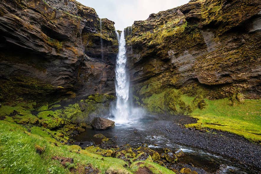 De waterval Kvernufoss, een 30 meter hoge waterval achter het Skogar Museum in Zuid-IJsland