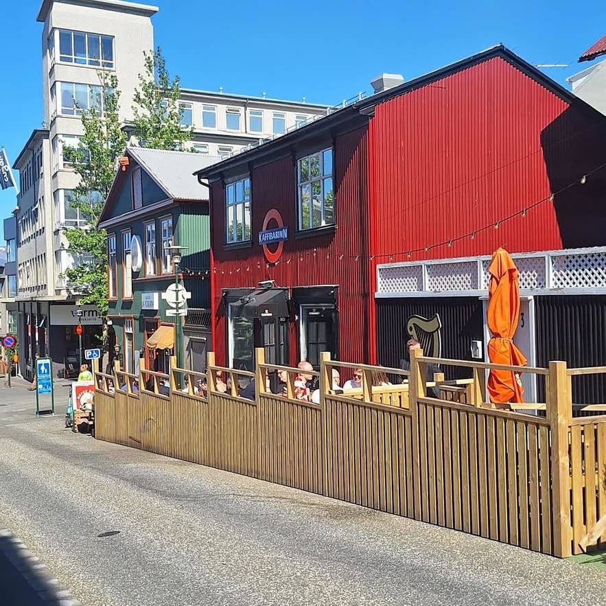 De buitenkant van bar Kaffibarinn aan Bergstadastraeti, het legendarische rode barpand van Reykjavik sinds 1993.